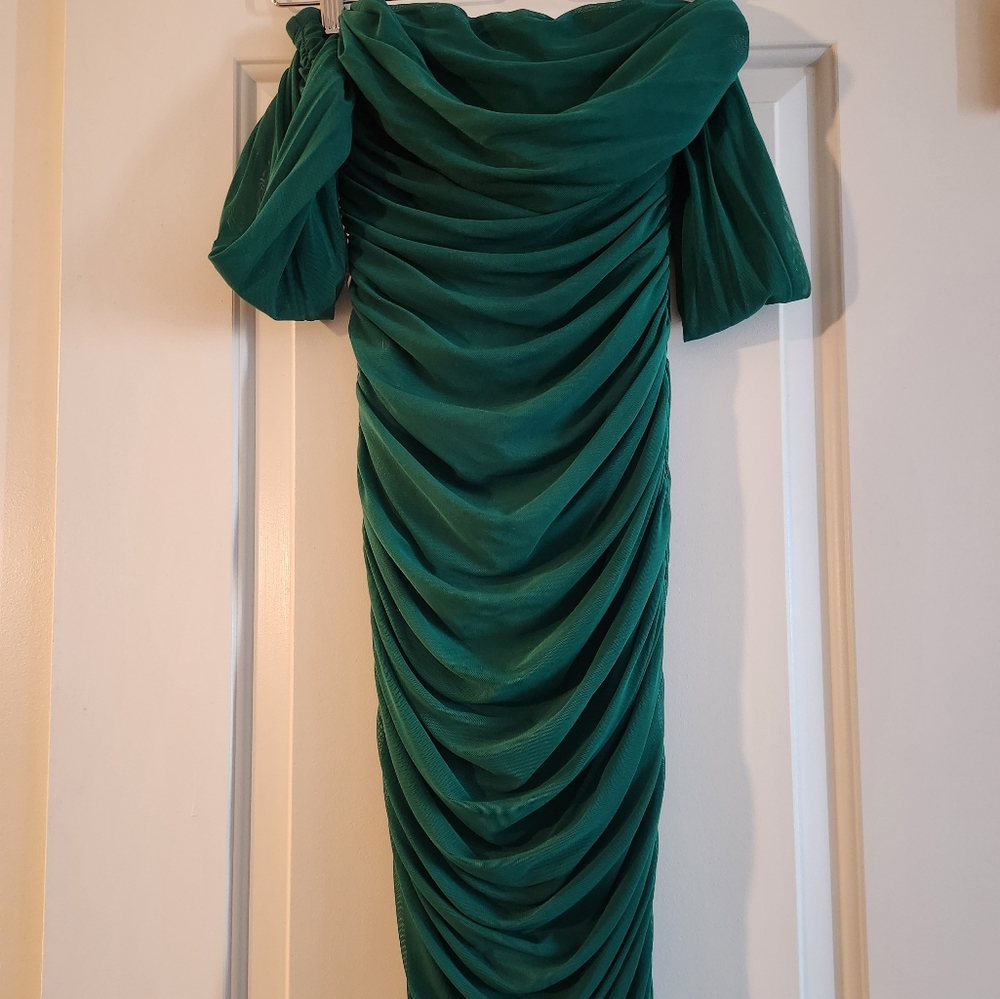 Green off-shoulder bodycon dress